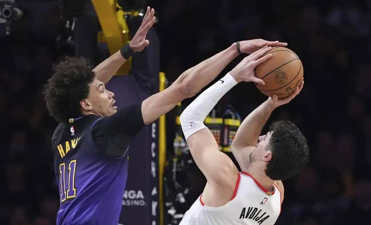 独行侠鏖战湖人，米切尔点燃赛场