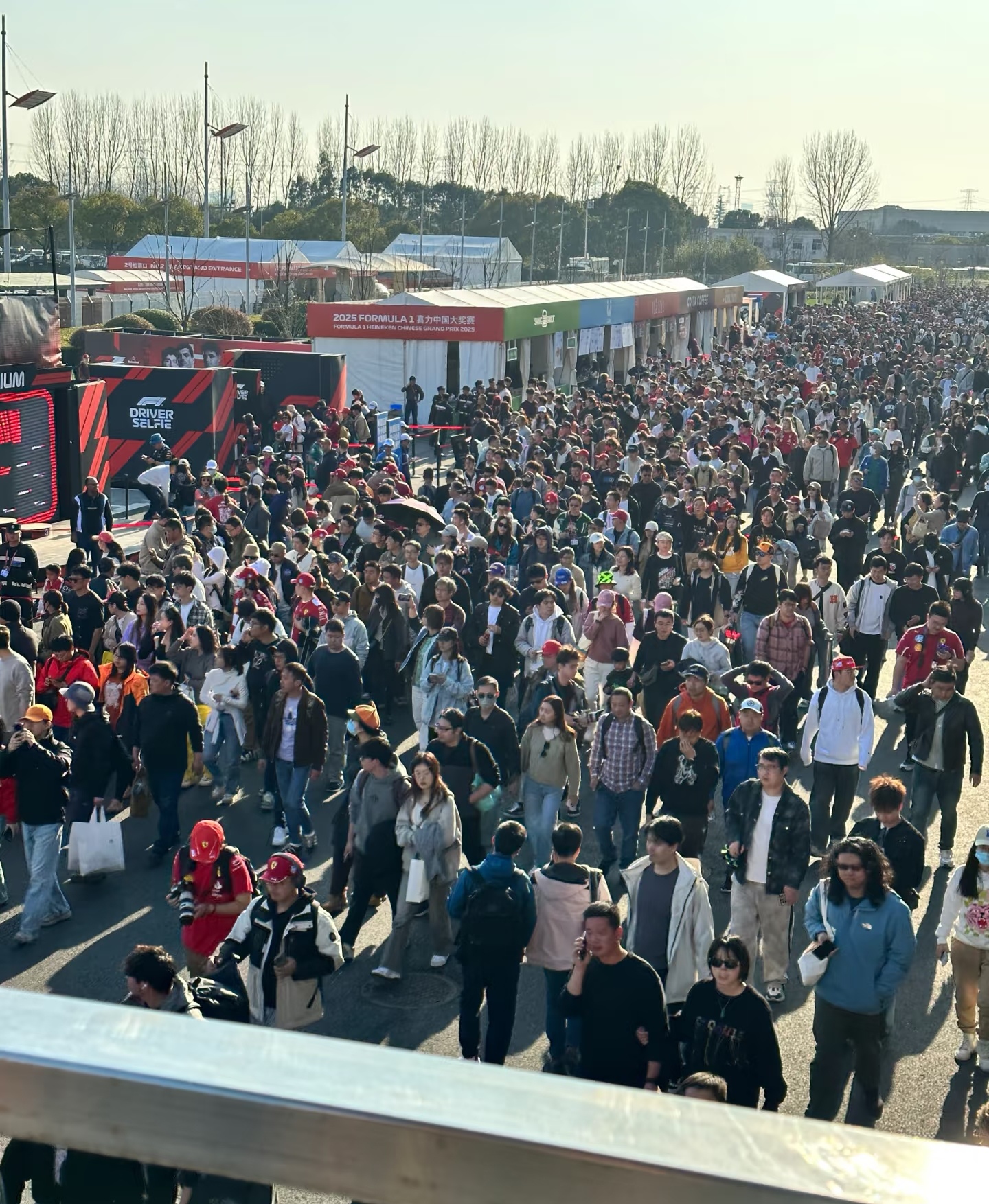 热血沸腾！现场气氛火爆令人惊叹