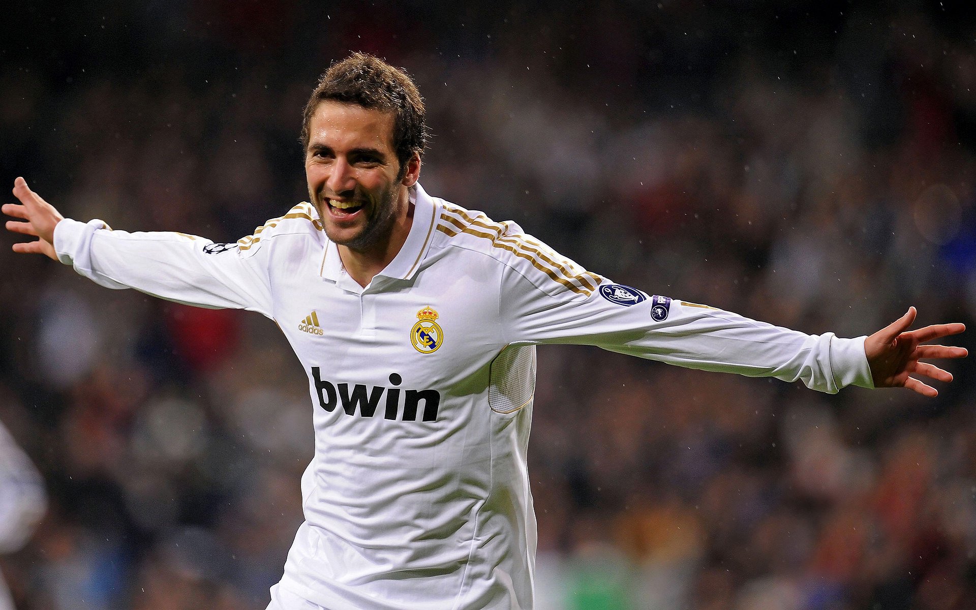 F1街道赛之夜，欧文的关键节点连续得分如何定义赛车传奇