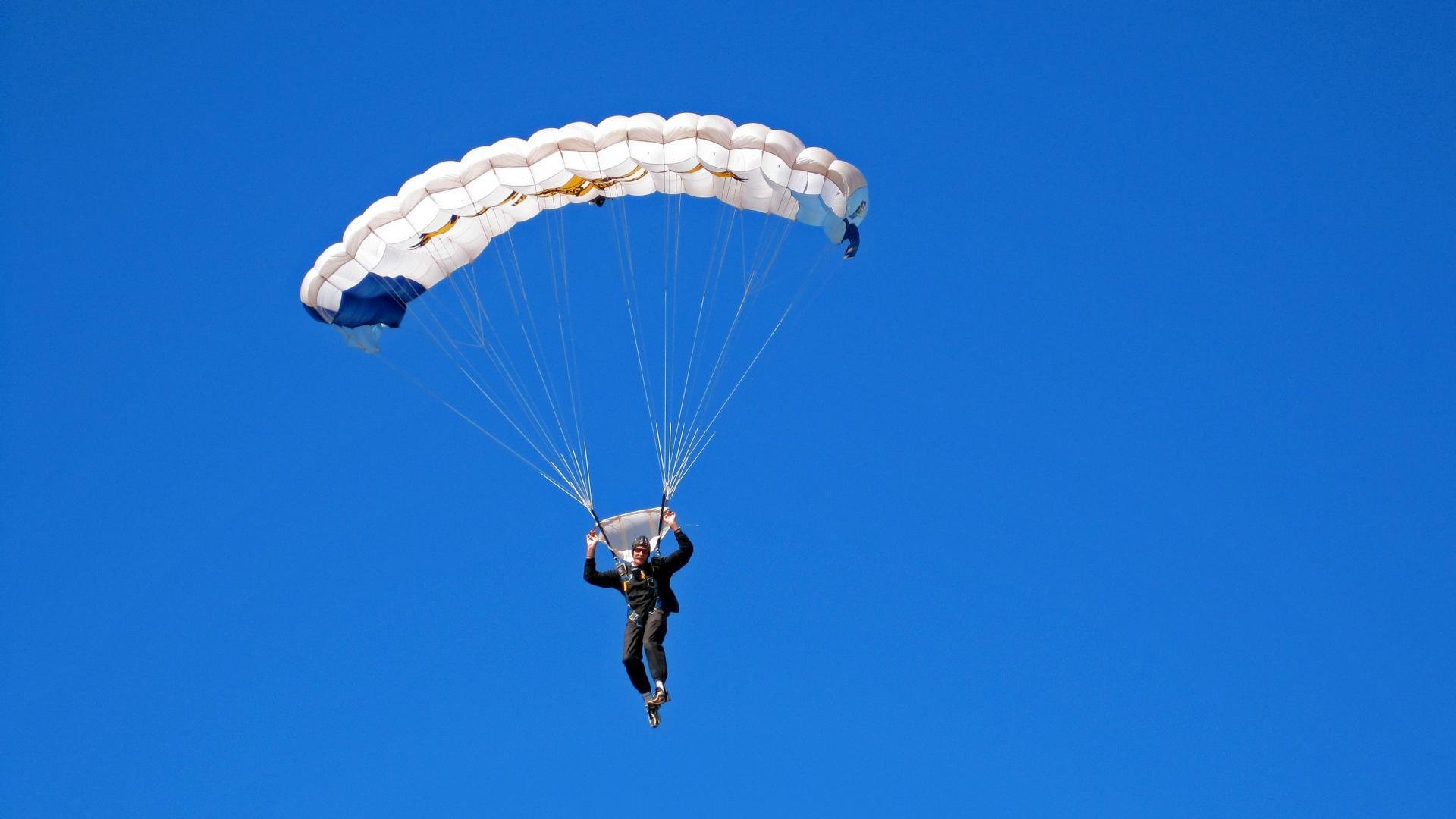 霍勒迪压力下完成爆发，广东队压哨击败76人